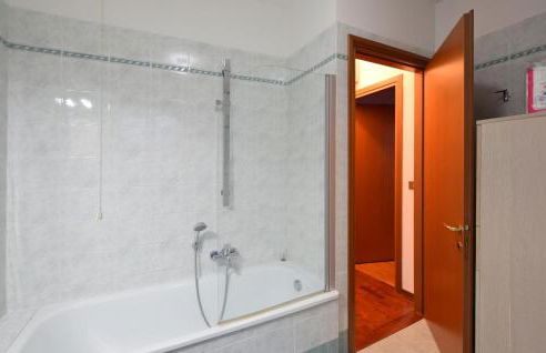 2 Bedroom Awesome Apartment In Sacile - Foto 27