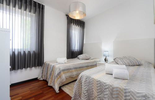 Deluxe 4BDR House W/ Pool by LovelyStay - Photo 7