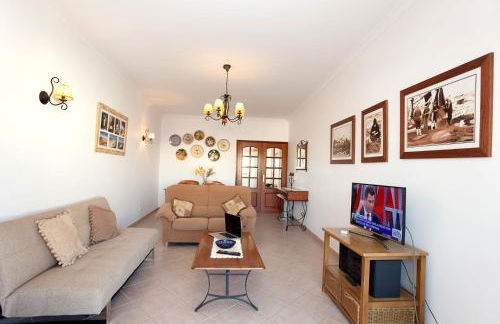 Os Apartamentos A Ramos na Praia da Galé Estão inserido em Condomínio com PISCINA, Fica apenas a 350 Metros da Praia da Galé - Apartamentos com Ar Condicionado tanto nos Quartos como na Sala, Smart TV com Prime Vídeo e Cozinha Completa - Foto 41