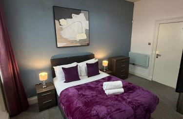City Centre 4 Bedroom Apartment with Terrace Sleeps 10 by StaySavvy Accommodation - Foto 38