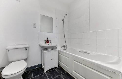 Large Group & Contractor Booking! Duplex w/Parking - Photo 2