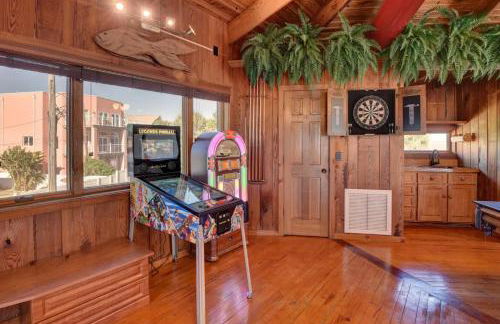 Chic Home: Ocean Views, Hot Tub & Game Room! - Foto 28