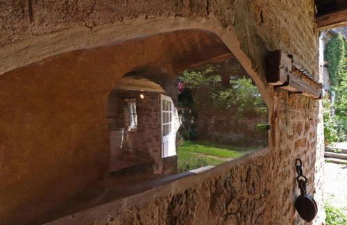 Maison historique du 15ème siècle avec jardin à La Carneille - FR-1-497-135 - Foto 4