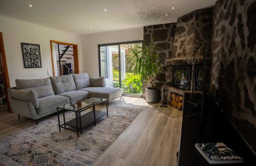 Countryside house with a pool and fireplace - Photo 11