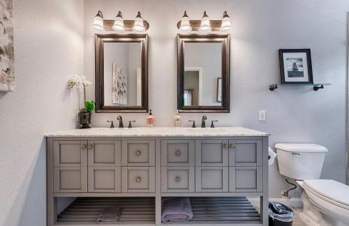 Spacious 4BD 3BA with hot tub, fire pit, and wraparound deck - Foto 18