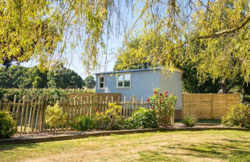 The Hideaway Hut - 1 Bed Shepherds Hut - Hereford - Photo 3