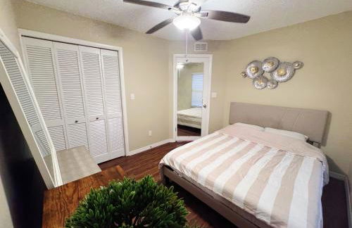 Modern Daytona Condo With Pool - Photo 12