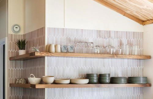 Mountain View Bungalow Near Breweries, Trails, Pool and Waterfalls - Foto 5