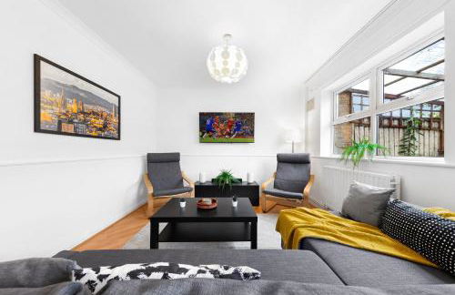 Cozylease 3 Bedroom Canary Wharf Family,Workcation, Fast WiFi, Workspace,1 stop to City - Photo 9