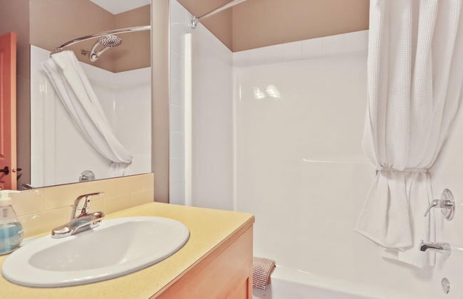 SPACIOUS 3-Br Luxury Condo | HEATED Pool + 3 Hot Tubs | Pool Table | Hm Theatre - Photo 32