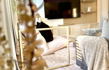 Golden Glow Style - Comfort & Central - Buckhead with Free Parking - Foto 7