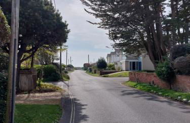 Spacious 3 bed holiday home, New Forest, Milford-on-Sea, close to beach - Photo 3