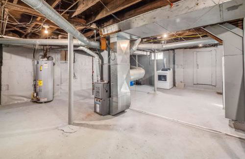 Oakwood Charm Family-Friendly 3BR Getaway - Photo 10