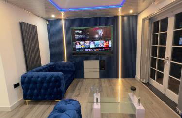 Luxxe House with Hot tub and Pool table - Photo 20