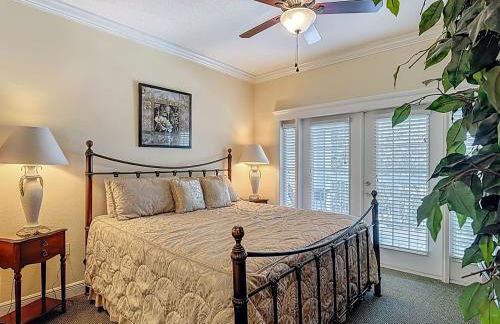 3-BR Condo with Dreamy Balcony Views, Walk to Pool - Foto 14