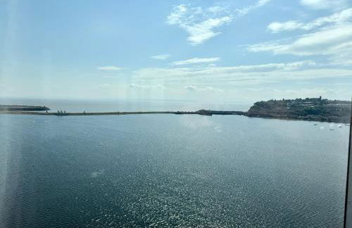 Luxury Waterfront Apartment With Panoramic View - Photo 10