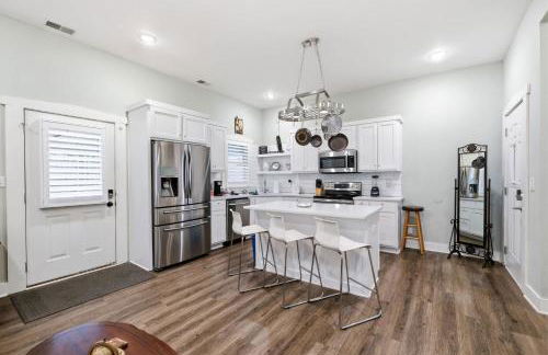 Charming Home in the Highlands W Private Backyard - Foto 12