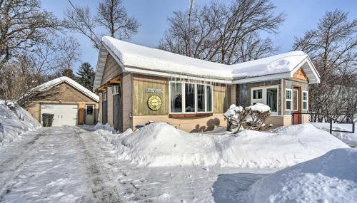 Family Home - Walk to Town and Balsam Lake! - Foto 3