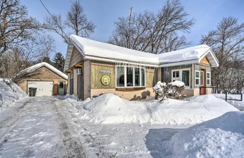 Family Home - Walk to Town and Balsam Lake! - Foto 3