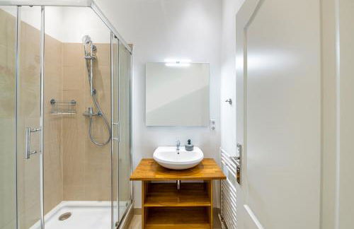 The Koburger II - Stylish studio with extra high bed for kids, 45m2 space, Ideal for families with kids or couples - Photo 6