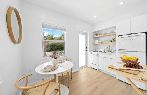 M Lake Worth Beach - Modern Villas Near West Palm Beach, Chic Retro Vibes, King Bed, Cozy Backyard, BBQ, Workspace, High-Speed Internet, Free Parking, 5 Minutes to Downtown & Beach - Foto 73