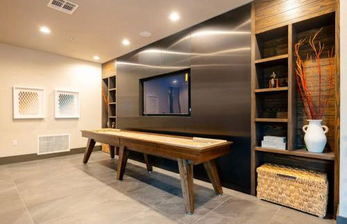 Modern Comfort North Austin with Balcony and Workspace - Foto 40