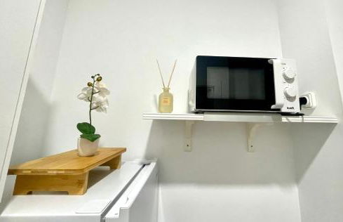 Designer and Quiet Studio 5 min to Maria Zambrano Station and 15 min walk to Beach - Foto 8