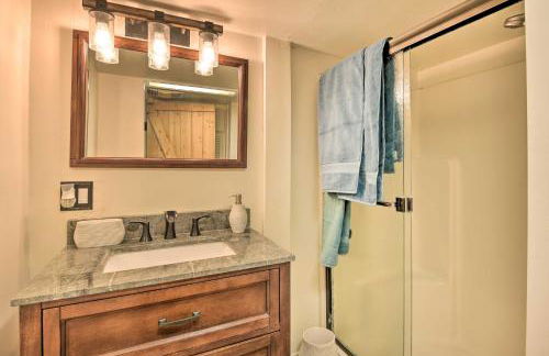 Luxe Escape with Decks, Mtn Views, Game Room! - Foto 22