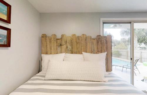 Beach house & backyard oasis with private pool - short walk to beach - Foto 17