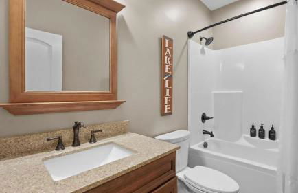 Sleeps 22, Lakefront w/ Private Dock & Pool, 2 Houses Lake Living by Avantstay - Foto 64