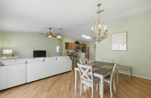 Cozy 2BR Mins to Lake Sumter Landing and Brownwood Paddock Square with BBQ, Workspace, Murphy Bed - Foto 17