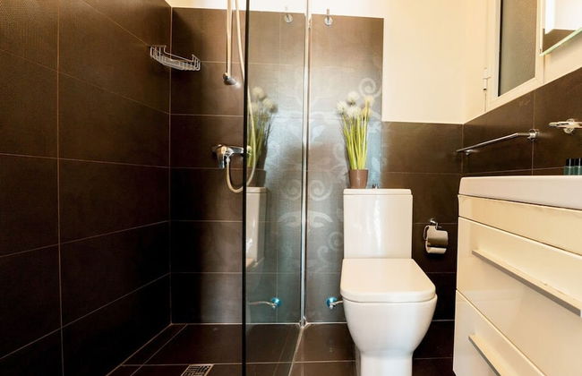 Gorgeous Seaviews From a Stunning Studio - Photo 13