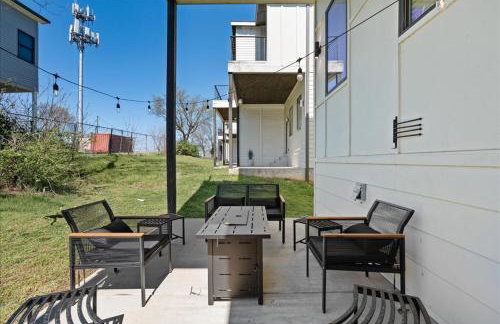 Nash House & Bars of Broadway with Patio Bar and Views! 8min Downtown! Sleeps 12! - Foto 39