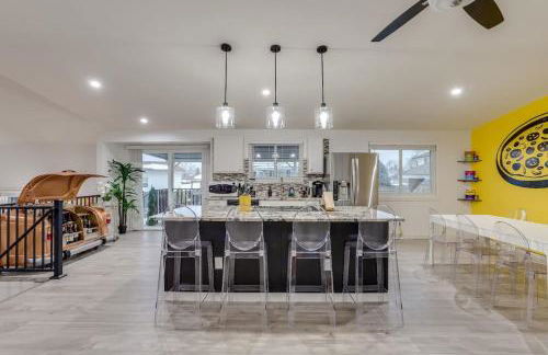 Pop Art Oasis with Karaoke Mini Golf Hot Tub and Pool - Photo 2