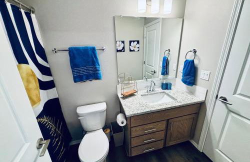 Colorful Comfort 3 Bedroom Home with Fenced yard - Foto 34