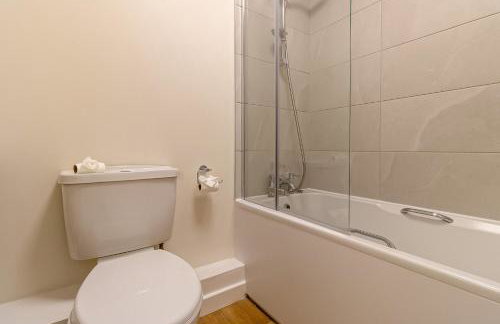 Modern & comfy 4 bedrooms Corby house free parking - Foto 8