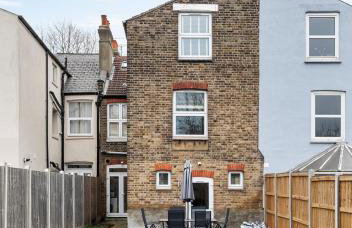 Two Bed Flat in Bush Hill Park - Photo 25