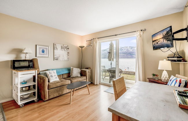 Lakeside Condo w Large Outdoor Space - Photo 7