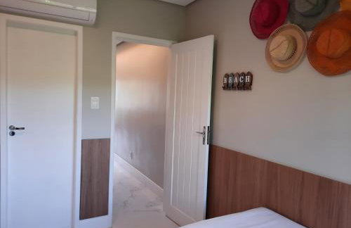 Guarajuba Summer Flat Melhor localização de Guarajuba e melhores Flats Beira Mar de Guarajuba Dispomos de 4 flats decorados no mesmo condomínio Aqui você não precisa de carro para nada Faça tudo à pé - Foto 3