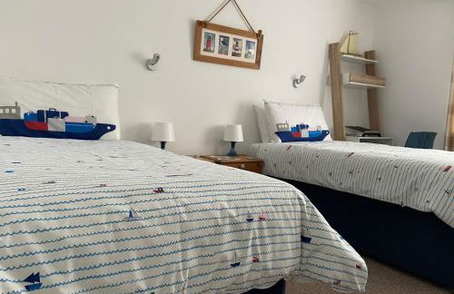 Two Sails Brixham - Spacious modern family seaside home - parking - wood-burner - dog friendly - Photo 11