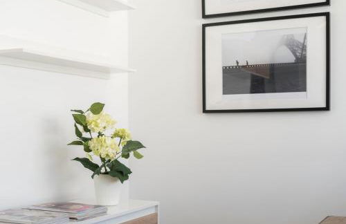 LovelyStay - Casas Brancas - Modern Apartment with Balcony & free private parking - Foto 17