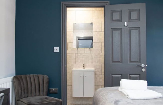 Immaculate 5-bed House in the City Centre Ashford - Photo 25