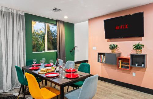 Spacious Luxury Villas in the heart of LA! Free parking and Jacuzzi - Photo 41