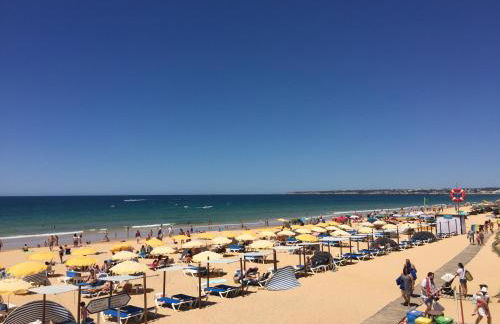 Os Apartamentos A Ramos na Praia da Galé Estão inserido em Condomínio com PISCINA, Fica apenas a 350 Metros da Praia da Galé - Apartamentos com Ar Condicionado tanto nos Quartos como na Sala, Smart TV com Prime Vídeo e Cozinha Completa - Foto 21