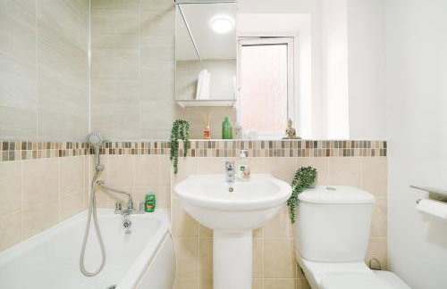 3 BR 5 Beds 3 Bath Private Garden Parking x2 Ideal for Family & Work Stays - Foto 19