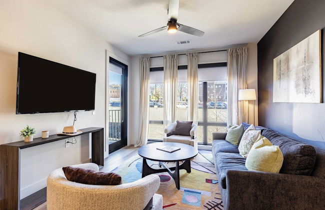 Walkable Midtown Location Modern Amenities, Pool & Gym Anthem by Avantstay - Foto 1