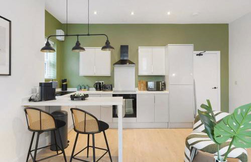 Convenient 2BR Stay on Gladstone Street Near Transport - Photo 6