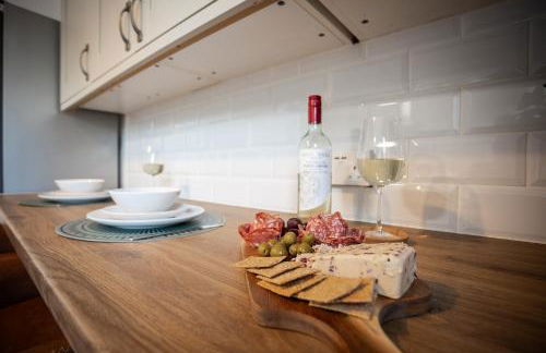 Doctors Lane- Modern 3 Bedroom Contractor Family House With Parking - Photo 14