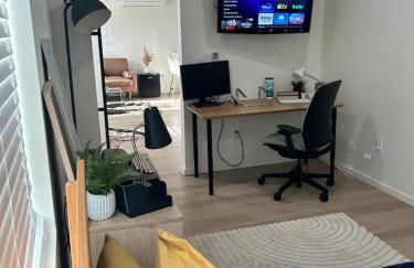 Serene Modern Home Backdoor with great WiFi, games, movies, patio seating and bbq Easy Access to North Joshua Tree National Park in 10 minutes - Foto 75