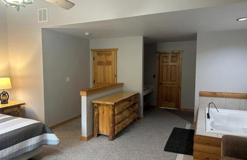 Spacious Luxury Villa Retreat with Jetted Tub, Fireplaces, Balconies, and Smart TV in North Utica, Illinois - Foto 8